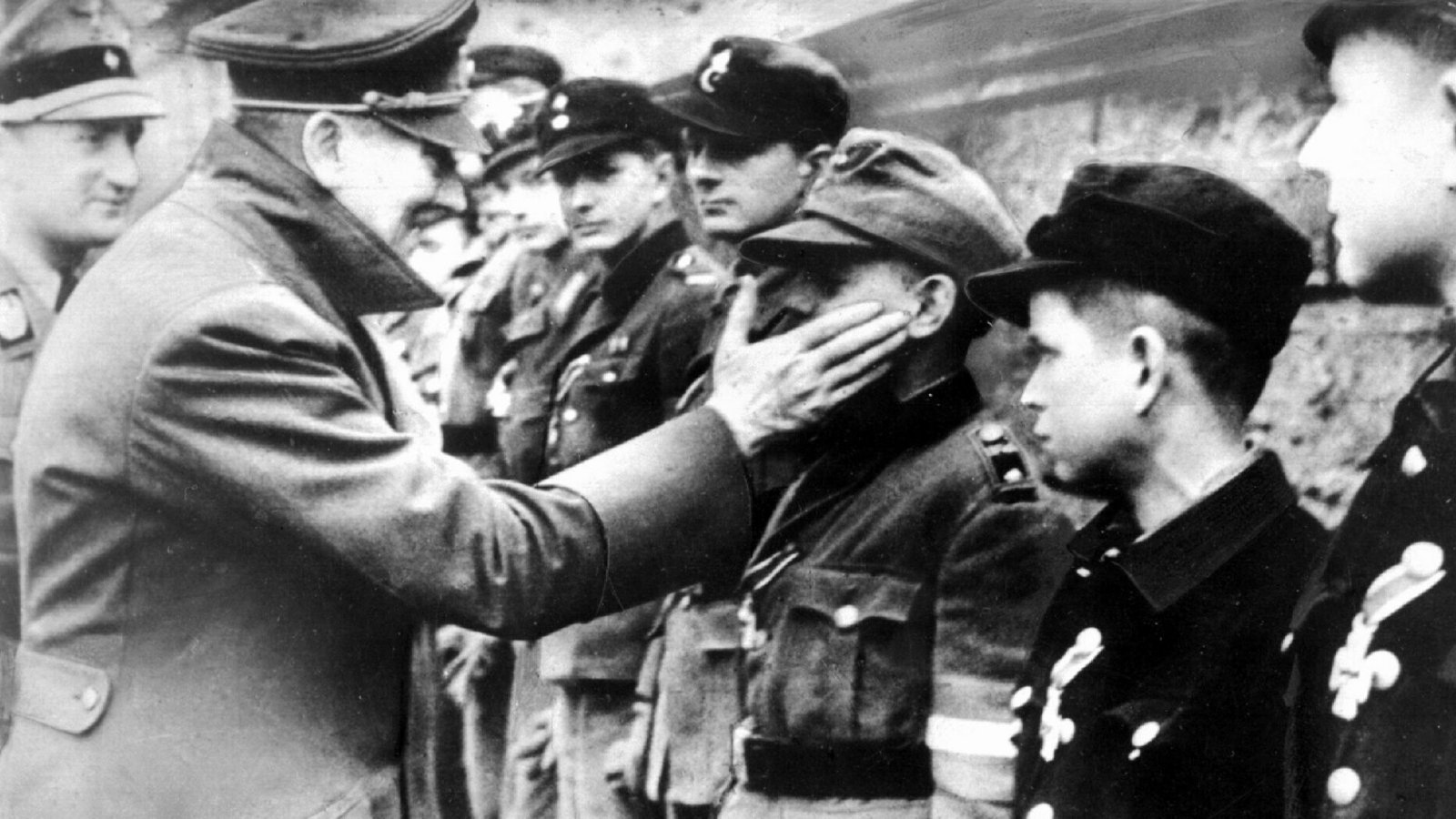 Zum Ende des Zweiten Weltkriegs, der für Deutschland in einer totalen Niederlage endete, schickte der Diktator Adolf Hitler selbst Kinder in die Schlacht.Foto: dpa/Heinrich Hoffmann