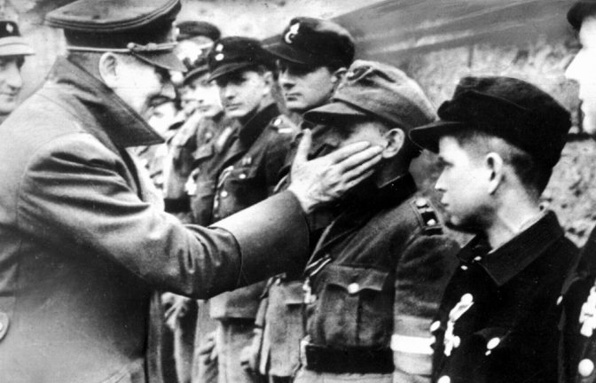 Zum Ende des Zweiten Weltkriegs, der für Deutschland in einer totalen Niederlage endete, schickte der Diktator Adolf Hitler selbst Kinder in die Schlacht.<span class='image-autor'>Foto: dpa/Heinrich Hoffmann</span>