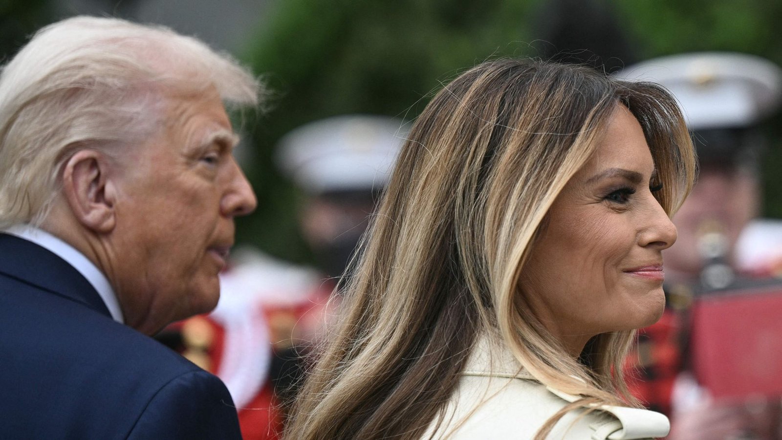 Der US-Präsident und seine Ehefrau Melania wollen zum Begräbnis nach Rom reisen.Foto: AFP/BRENDAN SMIALOWSKI