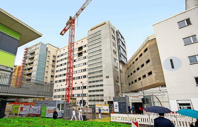Bleibt bis zum Jahr 2033 eine Großbaustelle: das Katharinenhospital in der Stadtmitte.<span class='image-autor'>Foto: Lichtgut/Leif Piechowski</span>