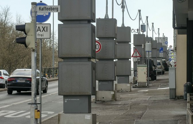 In Ludwigsburg an der Stuttgarter Straße stehen mehrere Luftfiltergeräte direkt hintereinander.<span class='image-autor'>Foto: Simon Granville</span>