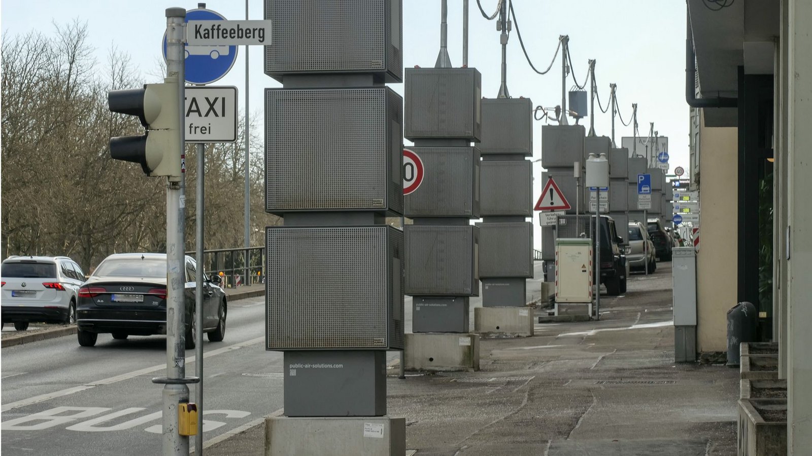 In Ludwigsburg an der Stuttgarter Straße stehen mehrere Luftfiltergeräte direkt hintereinander.Foto: Simon Granville In Ludwigsburg an der Stuttgarter Straße stehen mehrere Luftfiltergeräte direkt hintereinander.Foto: Simon Granville