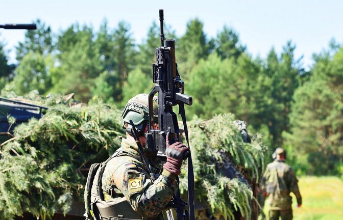 Bald Pflicht? Bundeswehrsoldaten bei einer Übung<span class='image-autor'>Foto: imago/Daniel Kubirski</span>