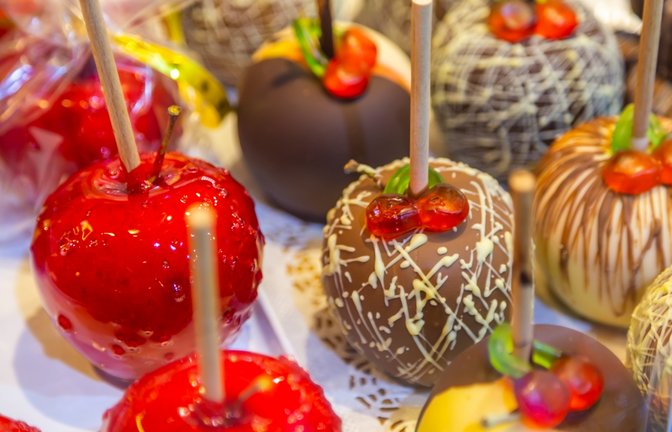 Auf dem Weihnachtsmarkt gibt es echte Kalorienbomben.<span class='image-autor'>Foto: Robert Harding Video / shutterstock.com</span>