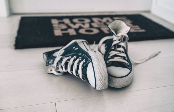 Damit die Wohnung nicht dreckig wird, liegt es nahe, Schuhe im Treppenhaus abzustellen. Aber darf man das überhaupt?<span class='image-autor'>Foto: Maridav / Shutterstock.com</span>