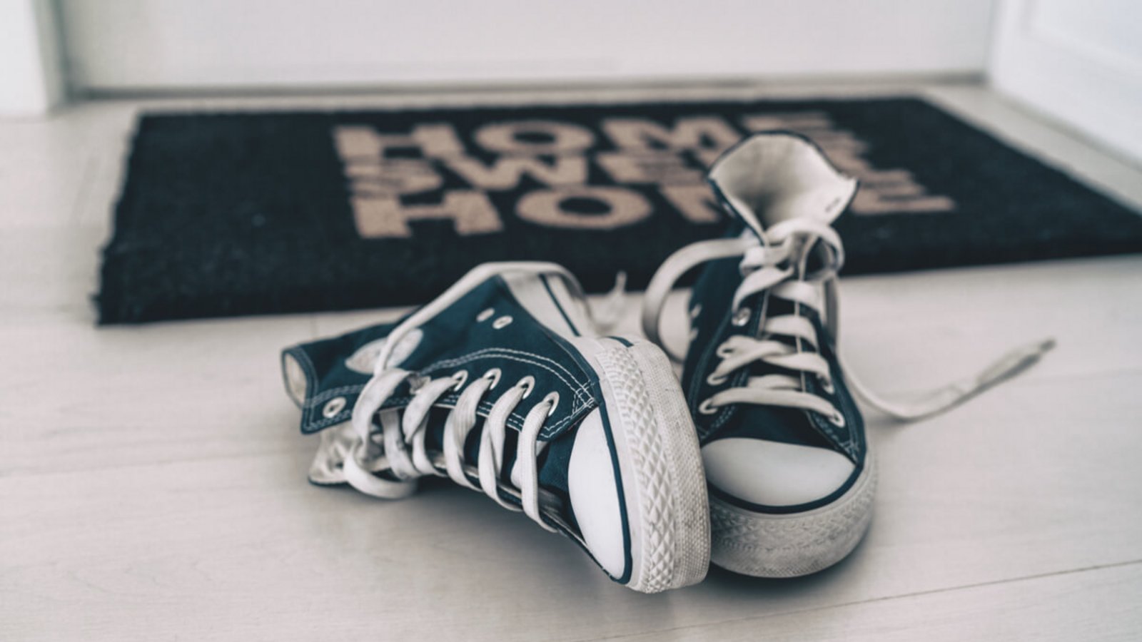 Damit die Wohnung nicht dreckig wird, liegt es nahe, Schuhe im Treppenhaus abzustellen. Aber darf man das überhaupt?Foto: Maridav / Shutterstock.com