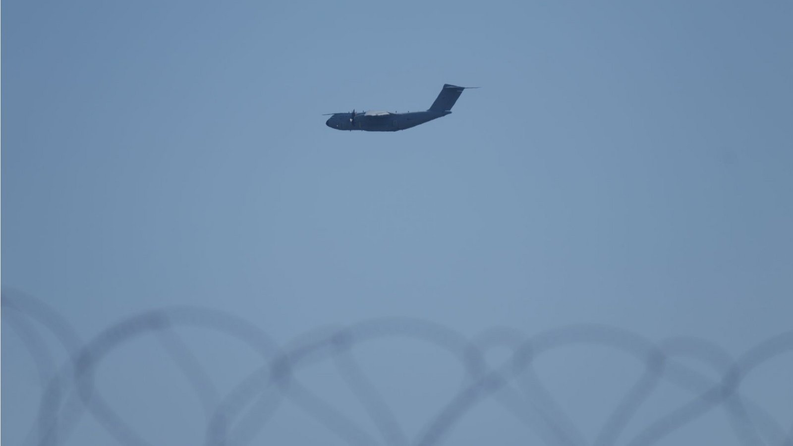 Ein Transportflugzeug überfliegt den britischen Luftwaffenstützpunkt Akrotiri in der Nähe von Limassol. Die Lage hatte sich dort nach einem Drohnenangriff schnell wieder normalisiertFoto: Petros Karadjias/AP/dpa Ein Transportflugzeug überfliegt den britischen Luftwaffenstützpunkt Akrotiri in der Nähe von Limassol. Die Lage hatte sich dort nach einem Drohnenangriff schnell wieder normalisiertFoto: Petros Karadjias/AP/dpa