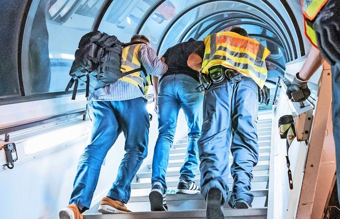 Ein abgelehnter Asylbewerber wird per Flugzeug ausgewiesen.<span class='image-autor'>Foto: Michael Kappeler/dpa</span>