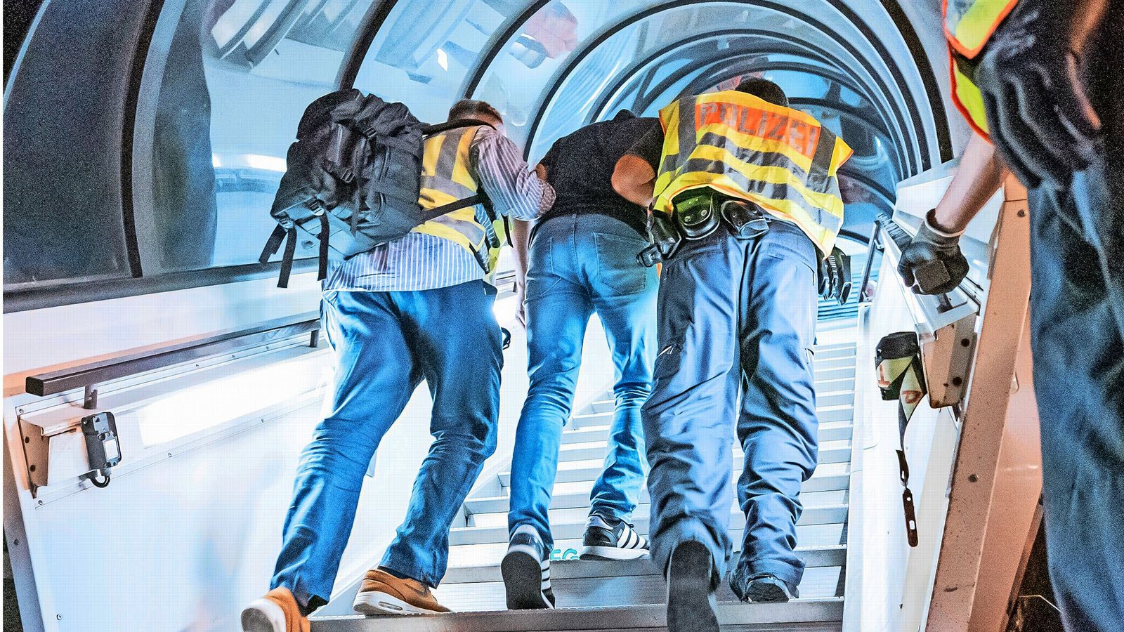 Ein abgelehnter Asylbewerber wird per Flugzeug ausgewiesen.Foto: Michael Kappeler/dpa