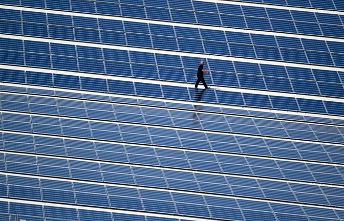 Zu den Maßnahmen im Kampf gegen den Klimawandel zählt auch der Ausbau der Solarenergie. Einigen Staaten in der EU sind die Vorgaben inzwischen allerdings zu eng gesteckt.<span class='image-autor'>Foto: Jens Büttner/dpa</span>