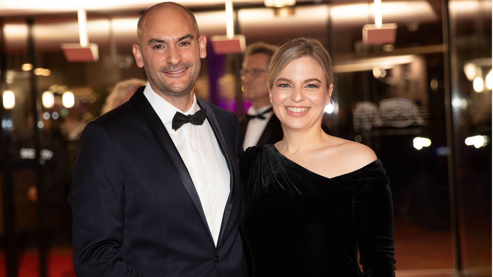 Bodenlang und schwarz – mit asymmetrischem Ausschnitt – war das Kleid von Katharina Schulze, der Ehefrau des baden-württembergischen Finanzministers Danyal Bayaz.Foto: Lichtgut/Leif Piechowski Bodenlang und schwarz – mit asymmetrischem Ausschnitt – war das Kleid von Katharina Schulze, der Ehefrau des baden-württembergischen Finanzministers Danyal Bayaz.Foto: Lichtgut/Leif Piechowski