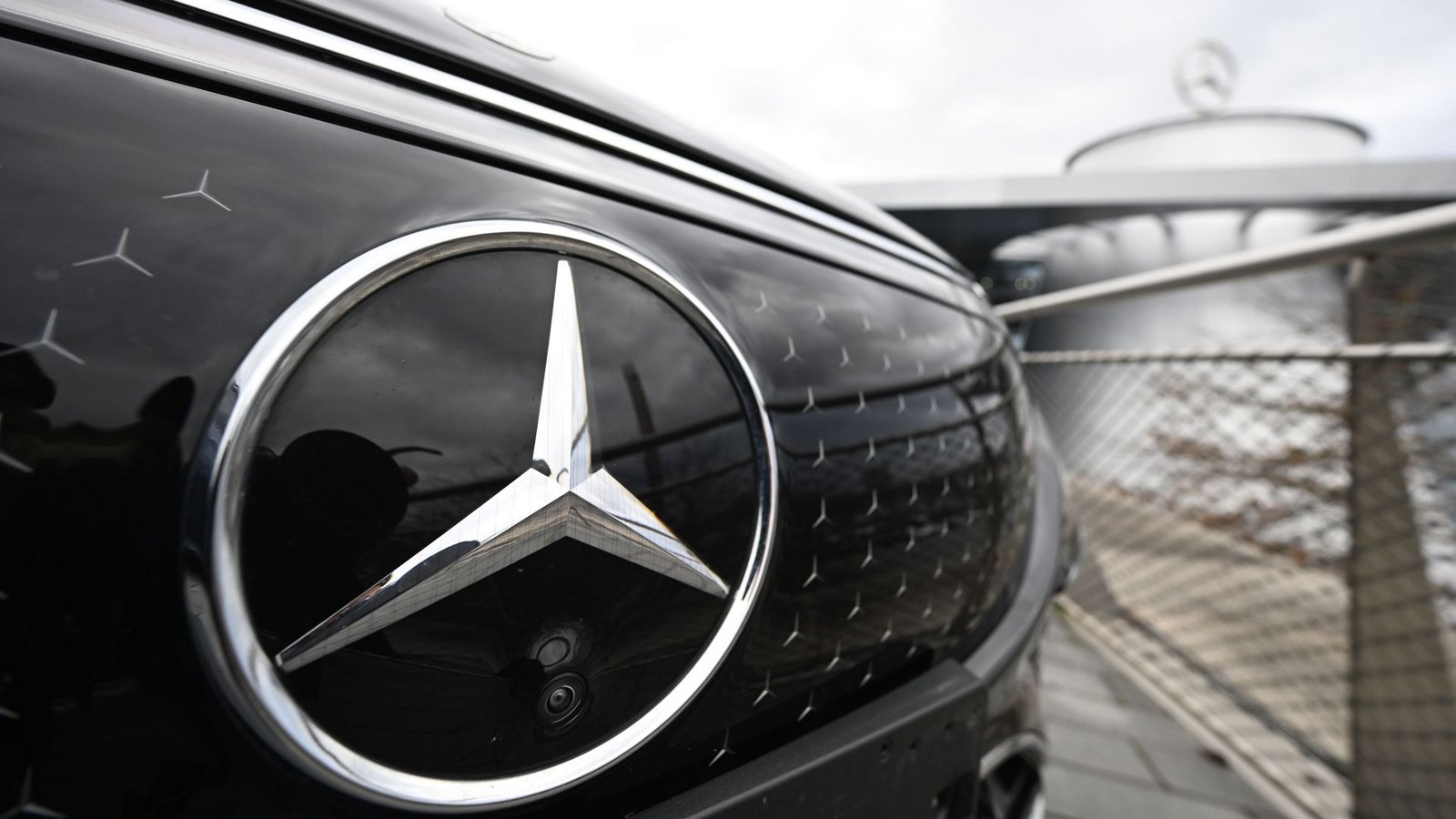 Mercedes treibt den Verkauf seiner Autohäuser voran. (Symbolbild)Foto: Bernd Weißbrod/dpa/Bernd Weißbrod Mercedes treibt den Verkauf seiner Autohäuser voran. (Symbolbild)Foto: Bernd Weißbrod/dpa/Bernd Weißbrod