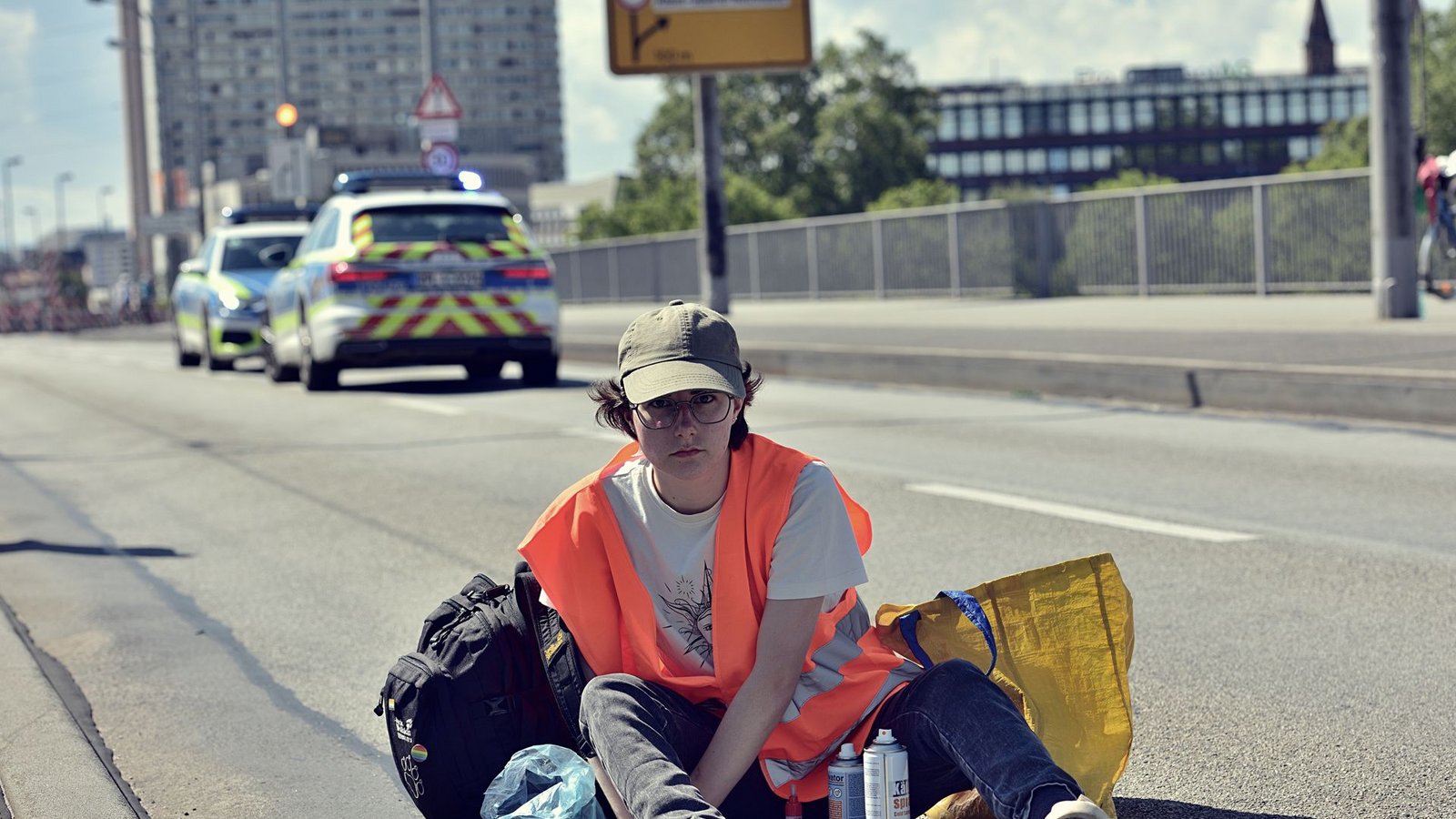 Aktivistin am Samstag auf der Konrad-Adenauer-Brücke in Mannheim – kurz bevor sie mit Öl übergossen wird.Foto: Letzte Generation Aktivistin am Samstag auf der Konrad-Adenauer-Brücke in Mannheim – kurz bevor sie mit Öl übergossen wird.Foto: Letzte Generation