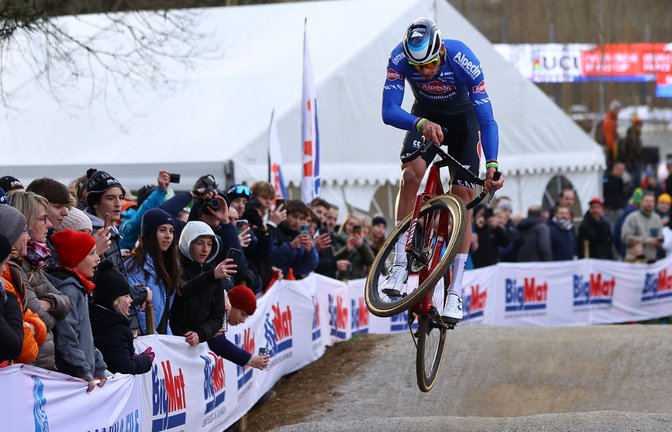 Der Niederländer Mathieu Van Der Poel nimmt  beim Cyclocross-Weltcup im französischen Besancon am Elite-Rennen der Männer teil.<span class='image-autor'>Foto: David Pintens/BELGA/dpa</span>