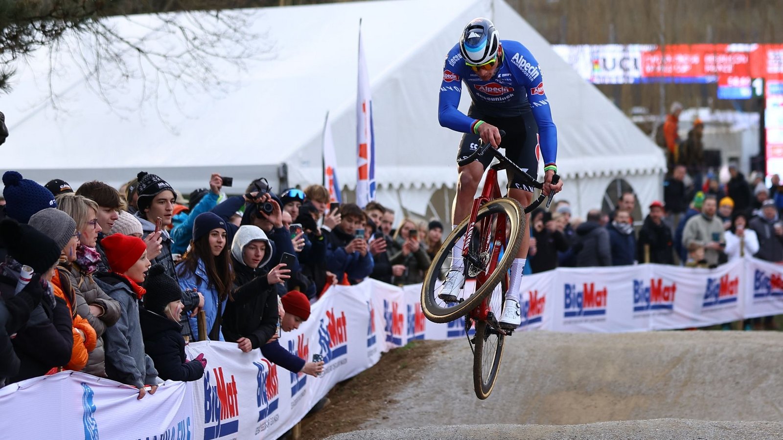 Der Niederländer Mathieu Van Der Poel nimmt  beim Cyclocross-Weltcup im französischen Besancon am Elite-Rennen der Männer teil.Foto: David Pintens/BELGA/dpa