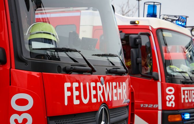 Die Feuerwehr löschte den brennenden LKW nach dem Eintreffen an dem Brandort (Symbolbild).<span class='image-autor'>Foto: IMAGO/Rupert Oberhäuser/IMAGO/Rupert Oberhäuser</span>