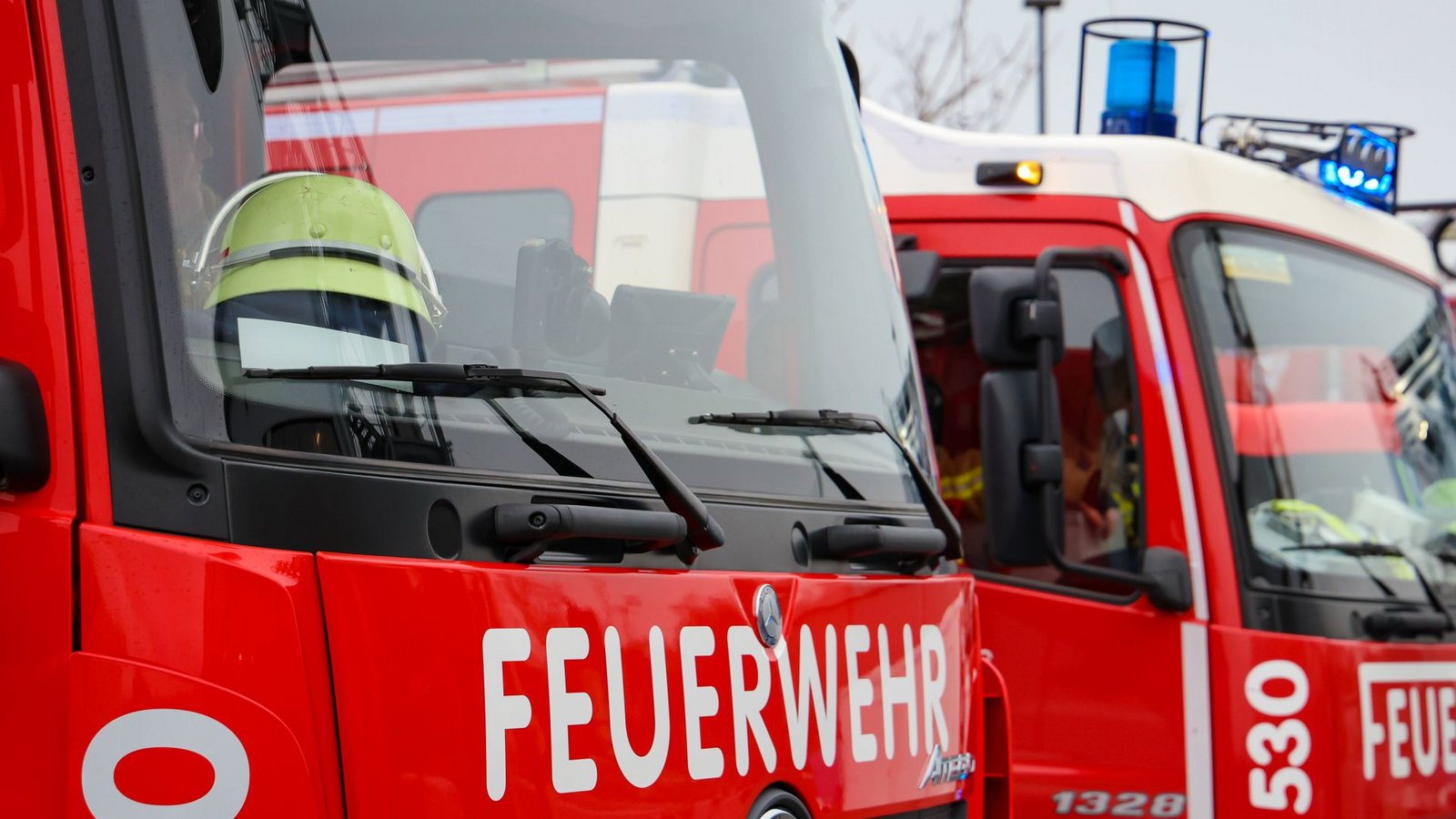 Die Feuerwehr löschte den brennenden LKW nach dem Eintreffen an dem Brandort (Symbolbild).Foto: IMAGO/Rupert Oberhäuser/IMAGO/Rupert Oberhäuser