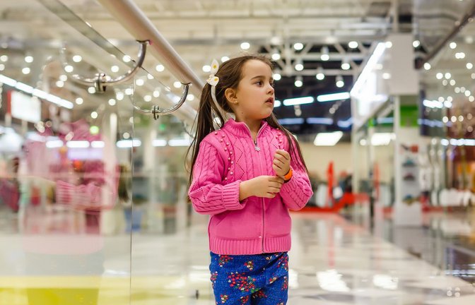 In der bekanntesten Studie zu false memories „Lost in the mall“ erzählten die Forscher um Elizabeth Loftus den Probanden, sie seien als Kind in einem Einkaufszentrum verloren gegangen.<span class='image-autor'>Foto: IMAGO/Pond5 Images</span>