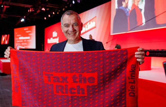 Der linke Parteichef Jan van Aken schwört seine Partei auf den Kampf gegen „die Superreichen“ ein.<span class='image-autor'>Foto: JENS SCHLUETER/AFP</span>