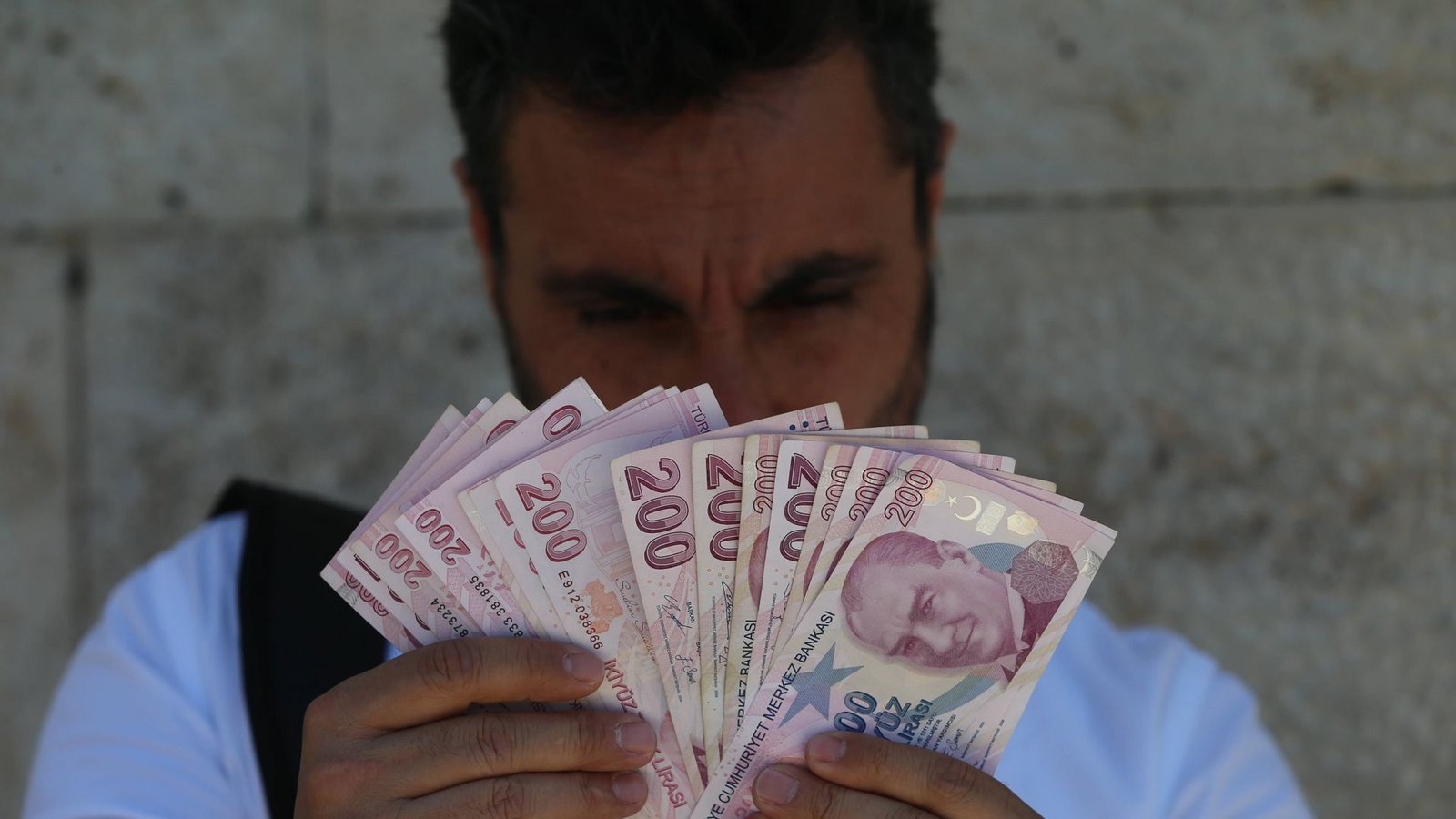 Die Türken bekommen immer weniger für ihr Geld.Foto: imago//Mustafa Kaya Die Türken bekommen immer weniger für ihr Geld.Foto: imago//Mustafa Kaya