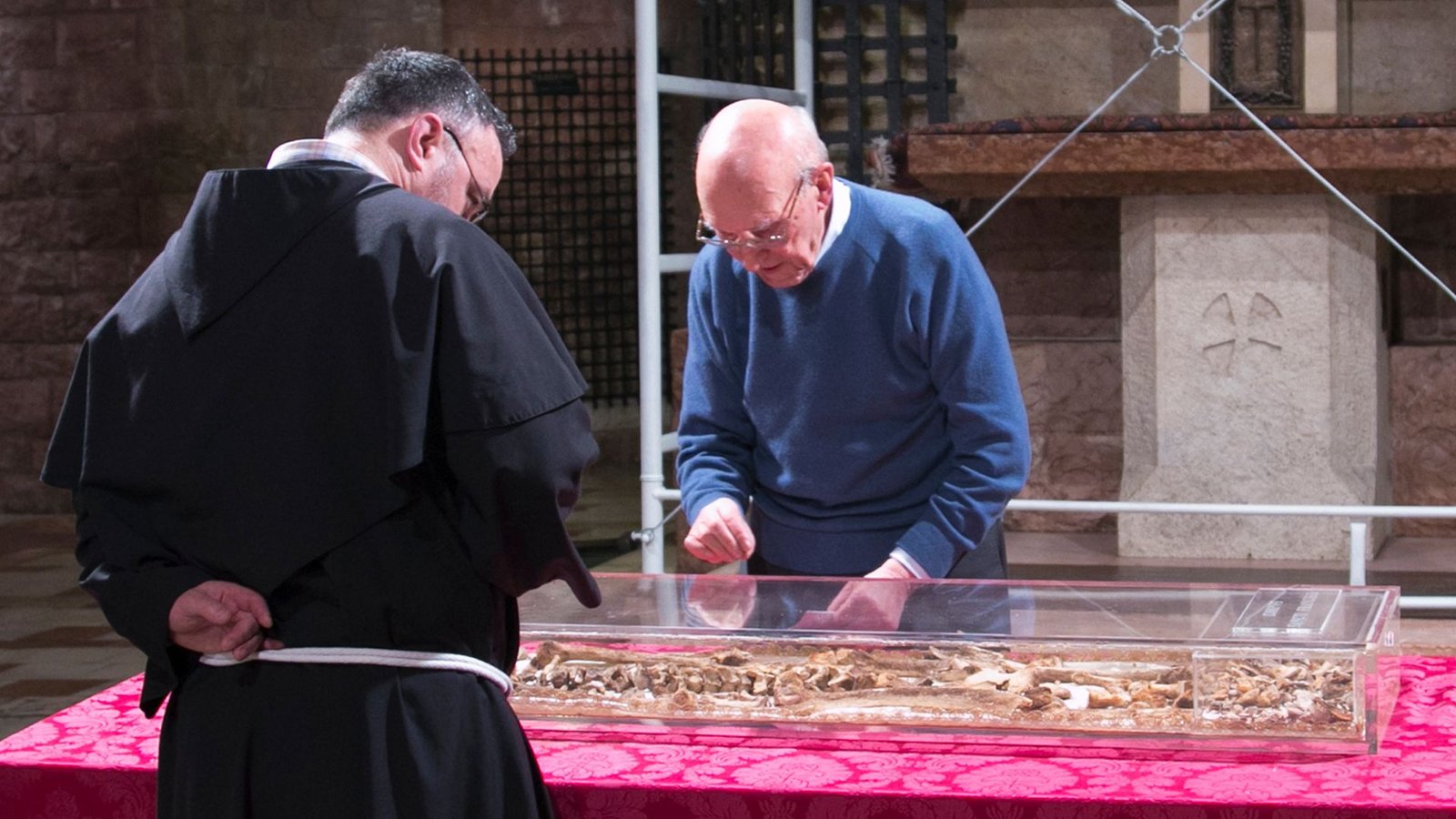 800 Jahre nach seinem Tod werden die Gebeine des Heiligen Franziskus zur Schau gestellt. Vor vielen Jahren wurden sie hier schon mal inspiziert. (Archivbild)Foto: Mauro Berti/Sacro Convento di San Francesco /dpa