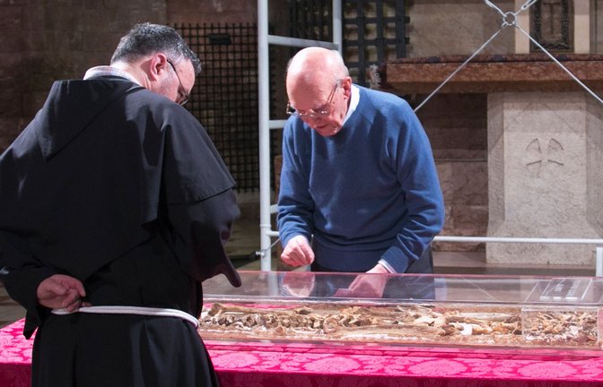 800 Jahre nach seinem Tod werden die Gebeine des Heiligen Franziskus zur Schau gestellt. Vor vielen Jahren wurden sie hier schon mal inspiziert. (Archivbild)<span class='image-autor'>Foto: Mauro Berti/Sacro Convento di San Francesco /dpa</span>