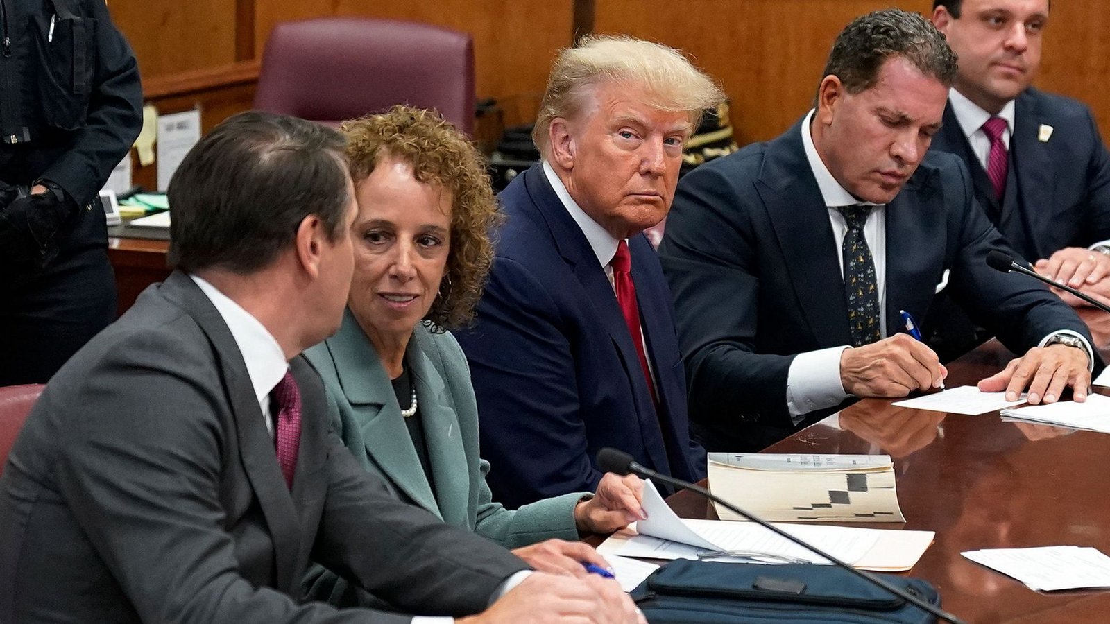 Trump beim New Yorker Prozess  wegen dem nach einer Affäre mit dem Pornostar Stormy Daniels gezahlten Schweigegeld.Foto: Getty Images via AFP/POOL