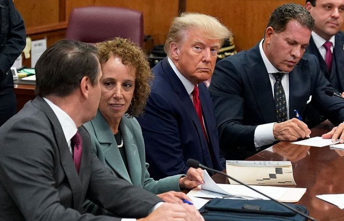 Trump beim New Yorker Prozess  wegen dem nach einer Affäre mit dem Pornostar Stormy Daniels gezahlten Schweigegeld.<span class='image-autor'>Foto: Getty Images via AFP/POOL</span>