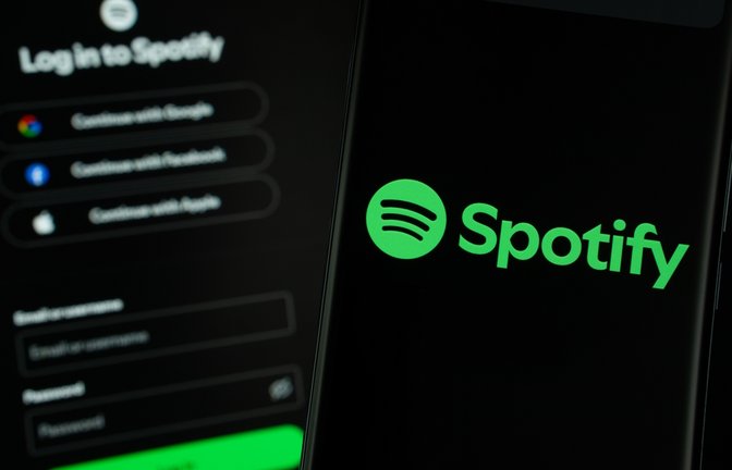 Aktuell kursieren gefälschte Mails an Spotify-Kunden. Betrüger fordern zur Aktualisierung der Zahlungsdaten auf. So erkennen Sie die Phishing-Falle.<span class='image-autor'>Foto: Bangla press / Shutterstock.com</span>