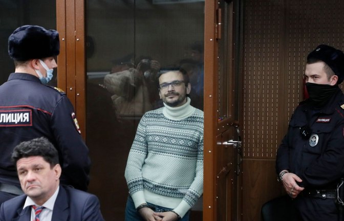 Der russische Oppositionsaktivist Ilja Jaschin muss in Haft. Er wurde wegen angeblicher Verunglimpfung der russischen Streitkräfte zu achteinhalb Jahren Haft verurteilt.<span class='image-autor'>Foto: Yury Kochetkov/Pool EPA via AP/dpa</span>