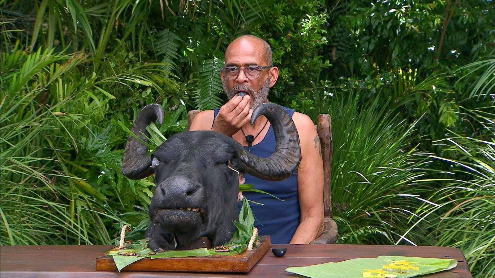 Pierre muss ein Stierauge essen.Foto: RTL/Folge 18_017 Pierre muss ein Stierauge essen.Foto: RTL/Folge 18_017