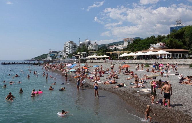 Beliebter Schwarzmeer-Kurort: Urlauber baden am Strand von Jalta.<span class='image-autor'>Foto: Ulf Mauder/dpa-tmn/Archiv</span>