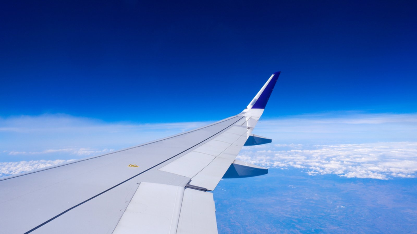 Auf welchen Höhen Flugzeuge fliegen und warum die genaue Flughöhe im Reiseverkehr wichtig ist, erfahren Sie hier.Foto: Andang Riana / Shutterstock.com Auf welchen Höhen Flugzeuge fliegen und warum die genaue Flughöhe im Reiseverkehr wichtig ist, erfahren Sie hier.Foto: Andang Riana / Shutterstock.com