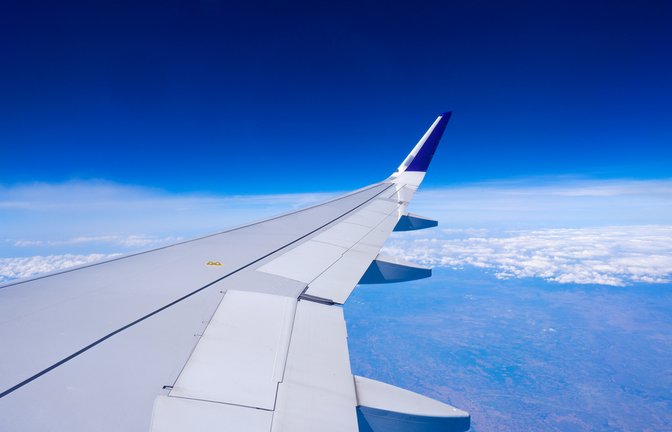 Auf welchen Höhen Flugzeuge fliegen und warum die genaue Flughöhe im Reiseverkehr wichtig ist, erfahren Sie hier.<span class='image-autor'>Foto: Andang Riana / Shutterstock.com</span>
