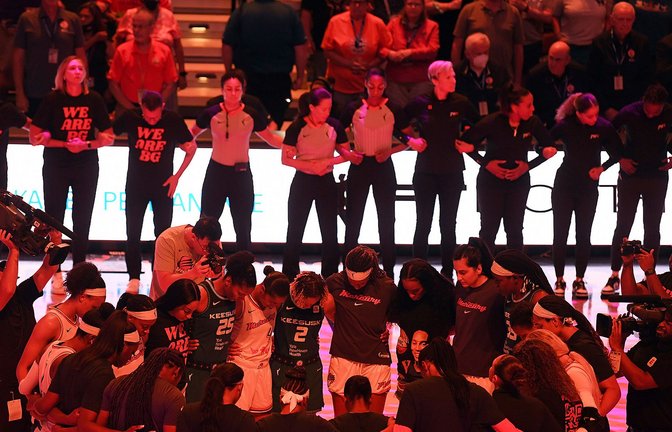 Die Teams der Connecticut Sun und der Phoenix Mercury verschränken vor einem Spiel der WNBA die Arme zu Ehren von Brittney Griner.<span class='image-autor'>Foto: Sarah Gordon/The Day/AP/dpa</span>
