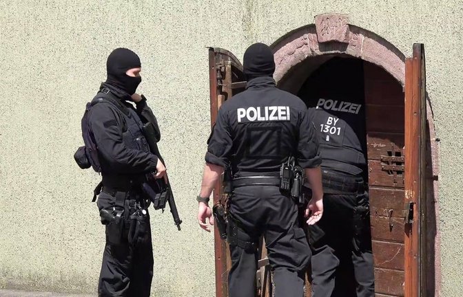 Meist unbeachteter und gefährlicher Dienst: Polizisten durchsuchen ein Haus im baden-württembergischen Althengstett.<span class='image-autor'>Foto: Kevin Lermer/7aktuell.de</span>
