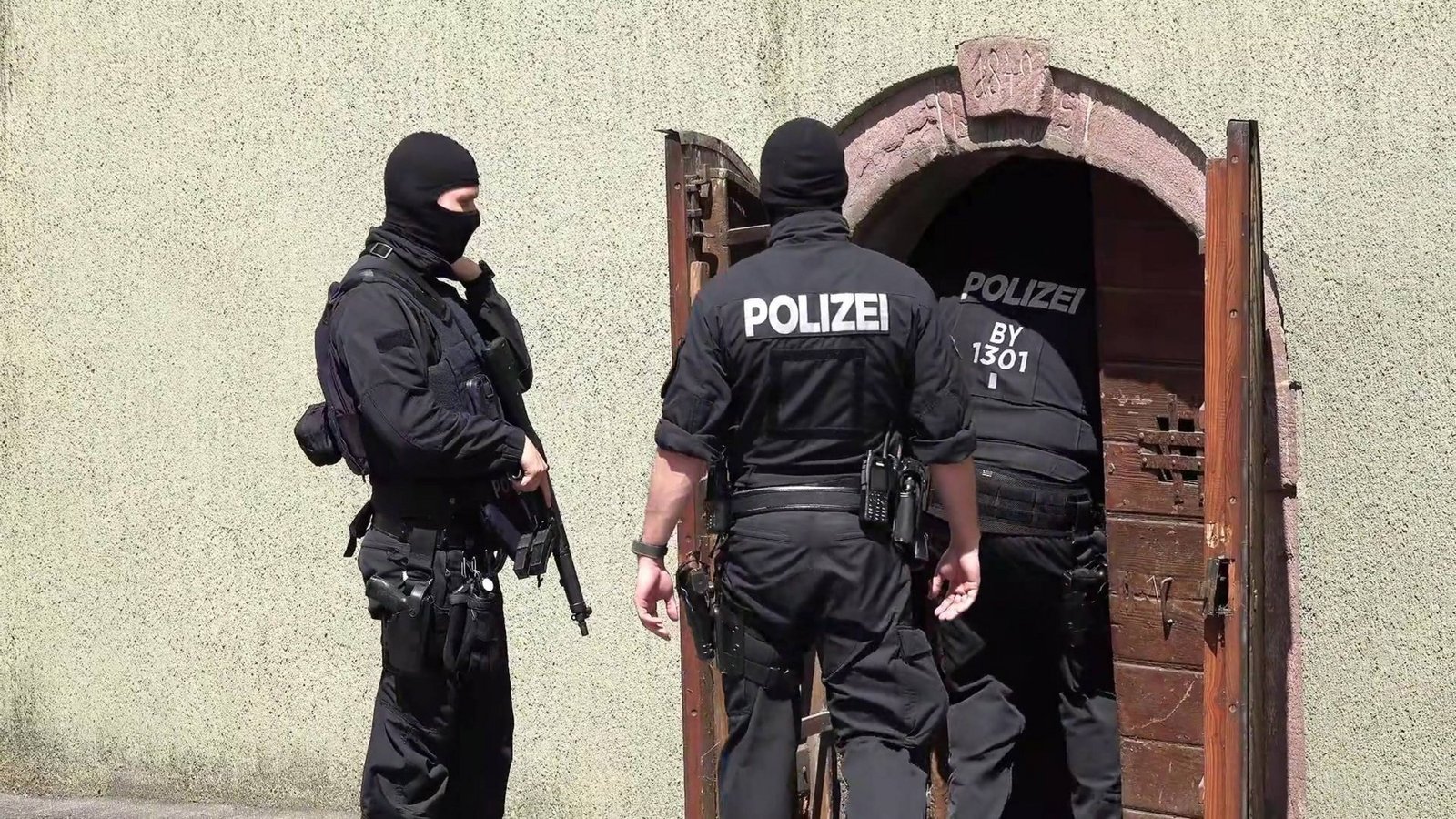 Meist unbeachteter und gefährlicher Dienst: Polizisten durchsuchen ein Haus im baden-württembergischen Althengstett.Foto: Kevin Lermer/7aktuell.de Meist unbeachteter und gefährlicher Dienst: Polizisten durchsuchen ein Haus im baden-württembergischen Althengstett.Foto: Kevin Lermer/7aktuell.de