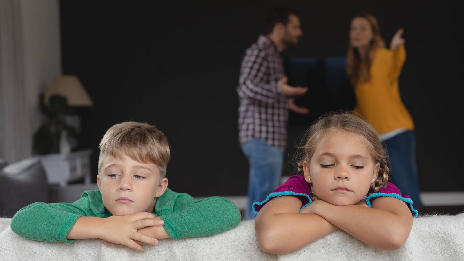 Häufige Konflikte und Dauerbelastung im Elternhaus kann Kinder durchaus nachhaltig schaden, als Trauma wird es aber eigentlich nicht bezeichnet.Foto: imago images//WavebreakmediaMicro via www.imago-images.de