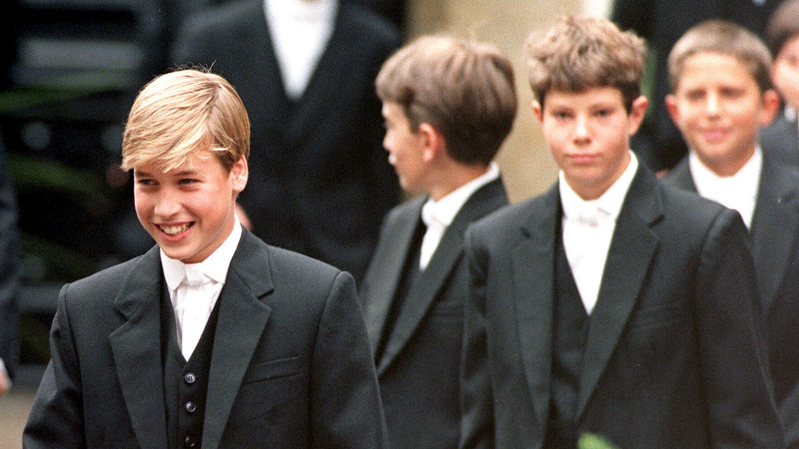 1995: Prinz William führt seine Klassenkameraden an seinem ersten Tag an der Eton School zum Unterricht.Foto: picture alliance/dpa/PA Wire | John Stillwell