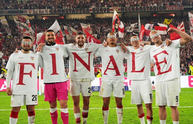 Die VfB-Spieler können ihr Glück kaum fassen und zeigen modisch, wo die Reise hingeht.<span class='image-autor'>Foto: VfB, Baumann (3)</span>