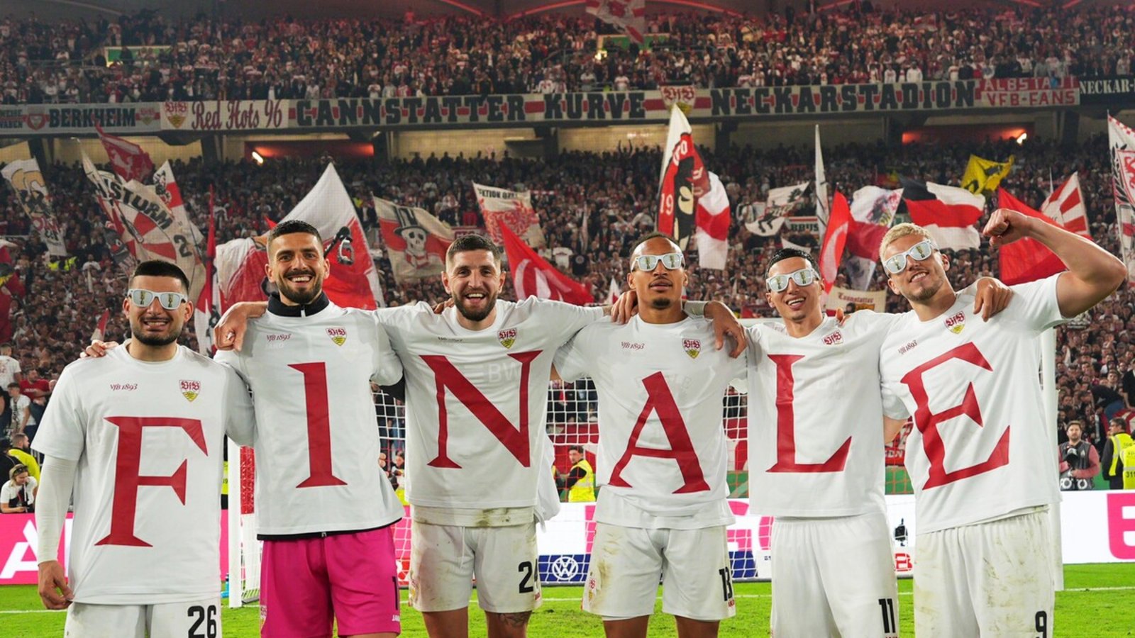 Die VfB-Spieler können ihr Glück kaum fassen und zeigen modisch, wo die Reise hingeht.Foto: VfB, Baumann (3)