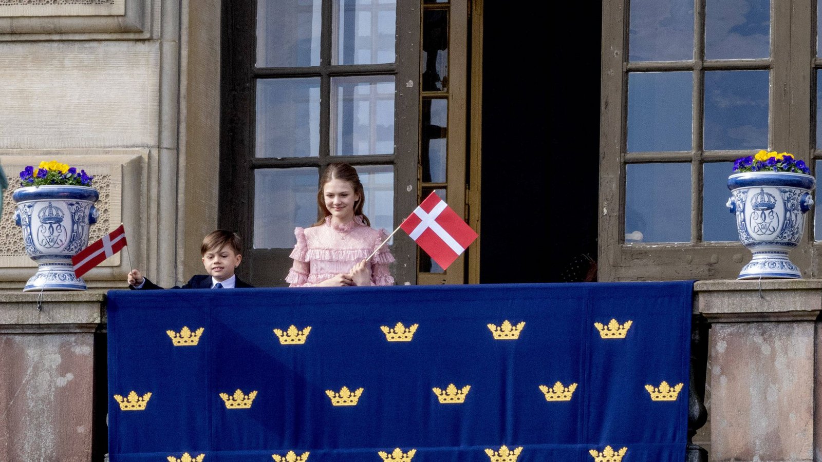 Auf dem Schlossbalkon schwenkten Victorias Kinder Estelle und Oscar selbstgebastelte Fähnchen.Foto: IMAGO/PPE/IMAGO/PPE