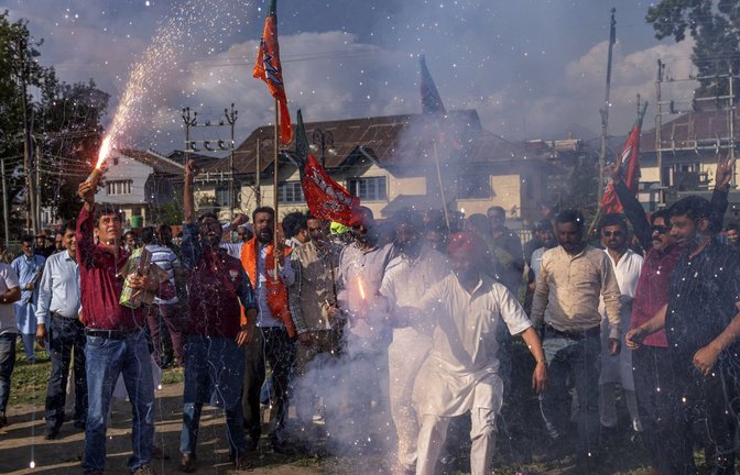 Anhänger Modis feiern mit einem Feuerwerk.<span class='image-autor'>Foto: dpa/Dar Yasin</span>