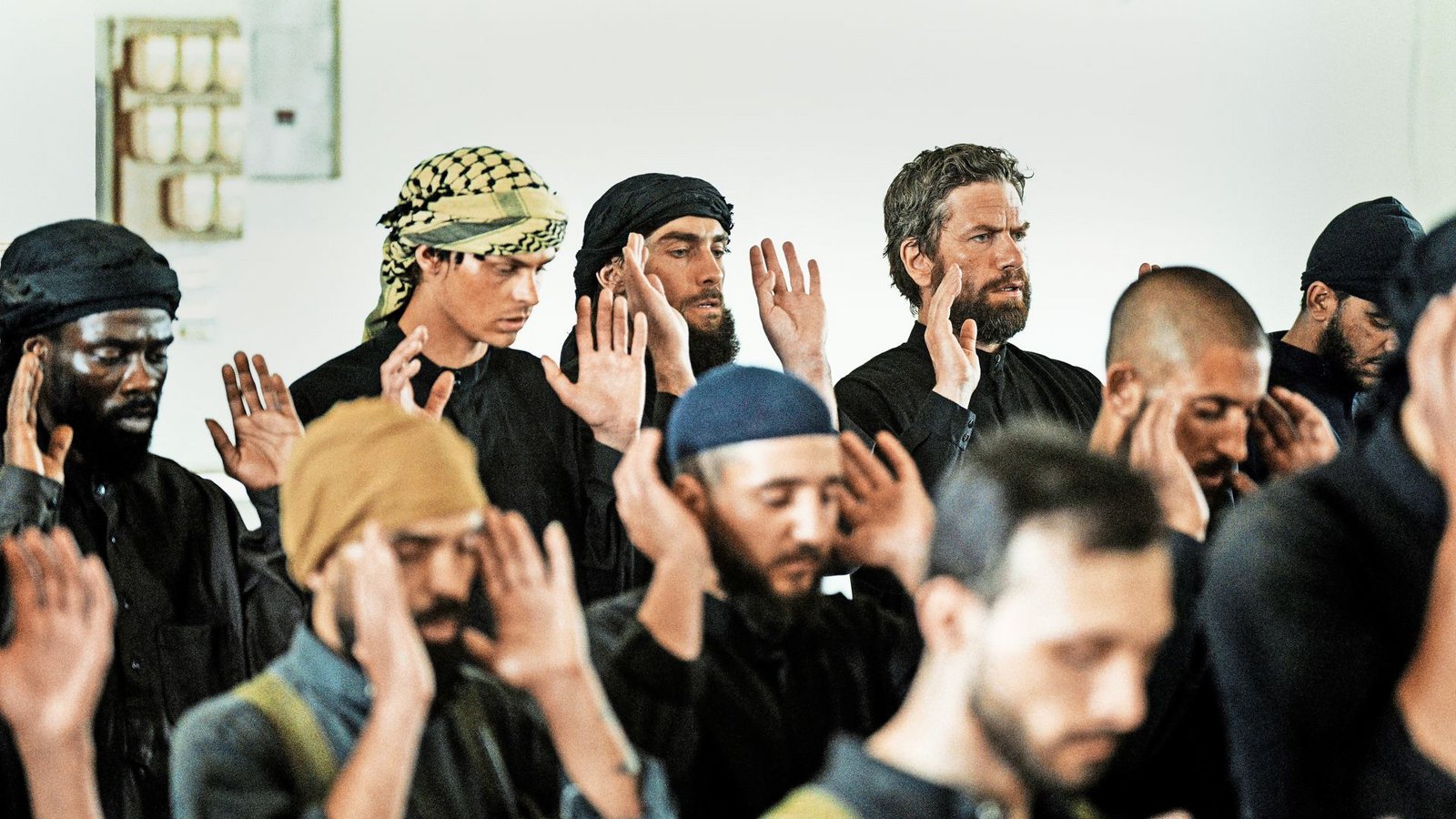 Vater Christian (Nikolaj Lie Kaas, hinten rechts) in der islamistischen GruppierungFoto: Martin Dam Kristensen Vater Christian (Nikolaj Lie Kaas, hinten rechts) in der islamistischen GruppierungFoto: Martin Dam Kristensen