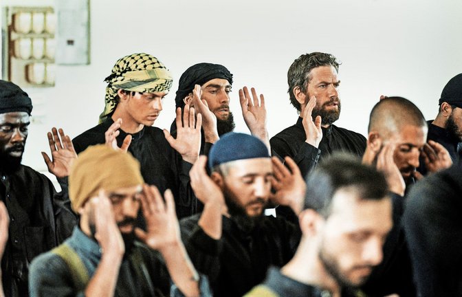 Vater Christian (Nikolaj Lie Kaas, hinten rechts) in der islamistischen Gruppierung<span class='image-autor'>Foto: Martin Dam Kristensen</span>