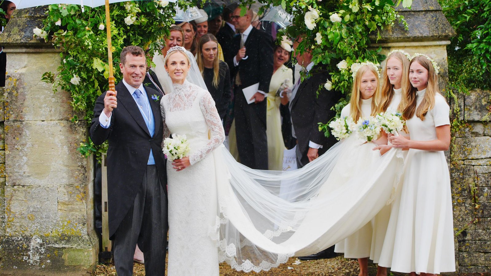 Phillips und Sperling heirateten in einem malerischen englischen Dorf.Foto: Ben Birchall/PA Wire/dpa Phillips und Sperling heirateten in einem malerischen englischen Dorf.Foto: Ben Birchall/PA Wire/dpa
