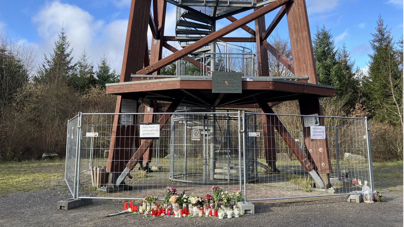 Kerzen und Blumen vor dem Absperrgitter.Foto: STZN/Dürr Kerzen und Blumen vor dem Absperrgitter.Foto: STZN/Dürr