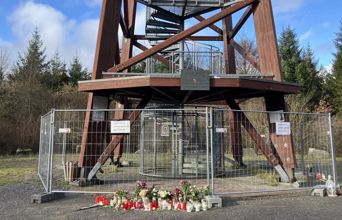 Kerzen und Blumen vor dem Absperrgitter.<span class='image-autor'>Foto: STZN/Dürr</span>