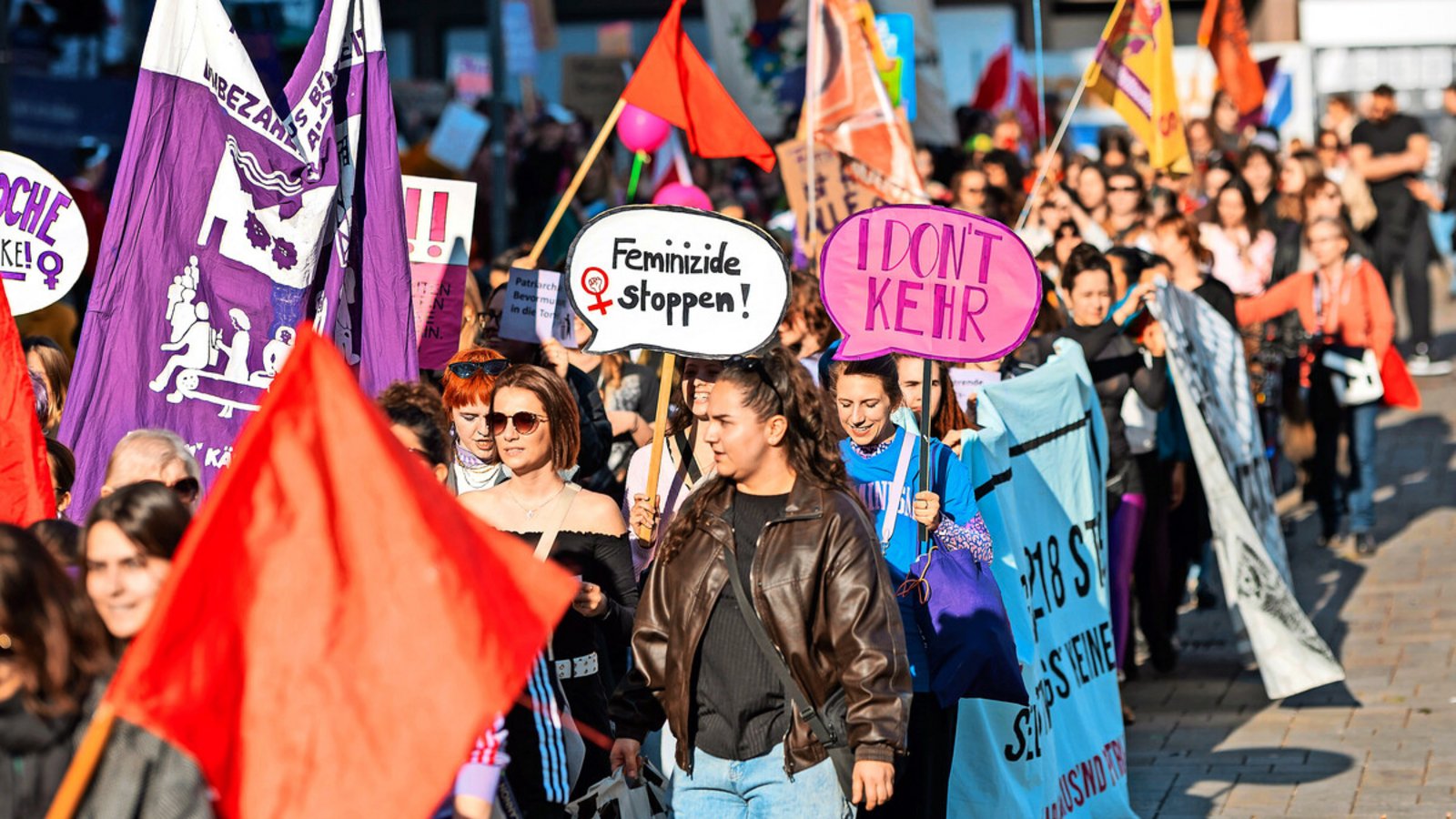 Die Demo in Stuttgart Zum Internationalen Frauentag gingen am Samstag Tausende Menschen in Stuttgart auf die Straße.Foto: Lichtgut//Julian Rettig Die Demo in Stuttgart Zum Internationalen Frauentag gingen am Samstag Tausende Menschen in Stuttgart auf die Straße.Foto: Lichtgut//Julian Rettig