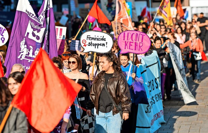 Die Demo in Stuttgart Zum Internationalen Frauentag gingen am Samstag Tausende Menschen in Stuttgart auf die Straße.<span class='image-autor'>Foto: Lichtgut//Julian Rettig</span>